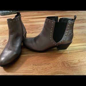 Size 9. Vionic. Worn 3 times!